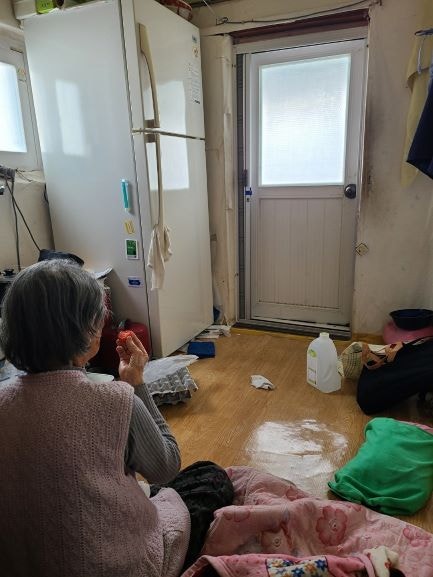 거동이 불편하셔서 홀로 집에 계시는 어르신의 뒷모습이 쓸쓸하게 느껴집니다.