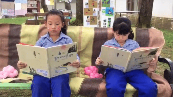 티베트어 동화 공모전을 통해 당선된 첫 번째 책 돌마와 강아지 를 읽고 있는 티베트 난민 어린이