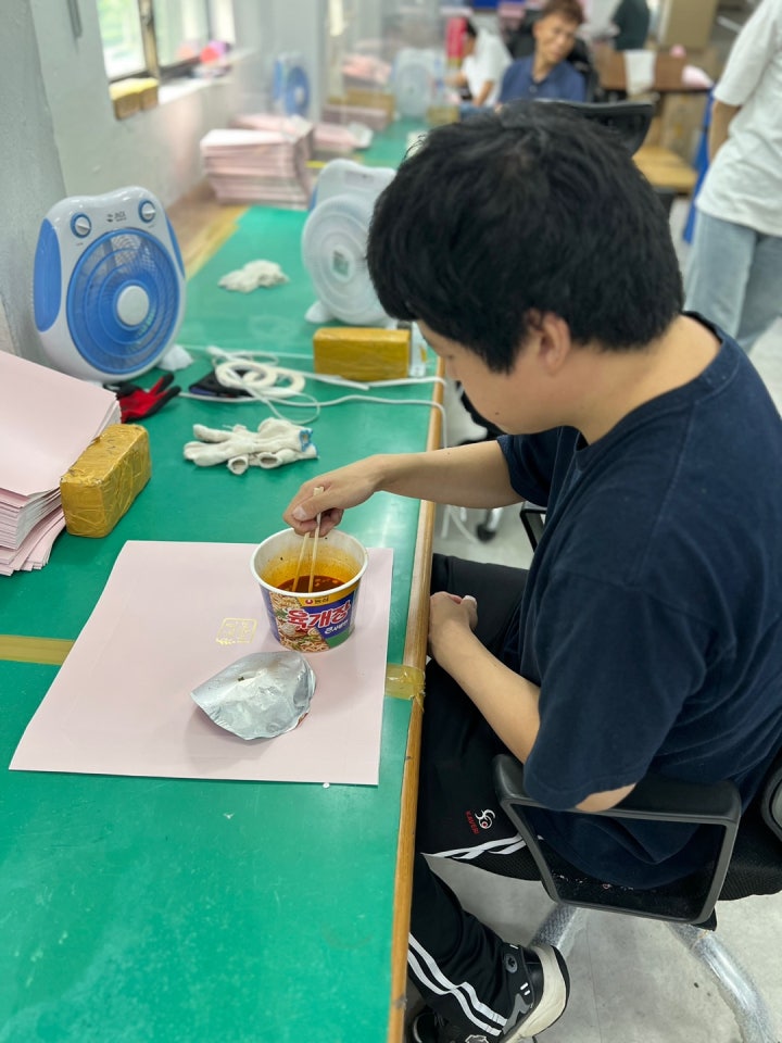 노숙인 자활사업에 참여하고 계시는 분들은 대부분 일시보호소, 쉼, 임시주거(고시원)에 거주하고 계시는 붑들입니다. 그로인해 매일 도시락을 준비할 수 없는 환경에 거주하고 있습니다. 또한 식사를 일반식당에서 드시기에는 경제적으로 많이 부담스러운 것이 현실입니다.