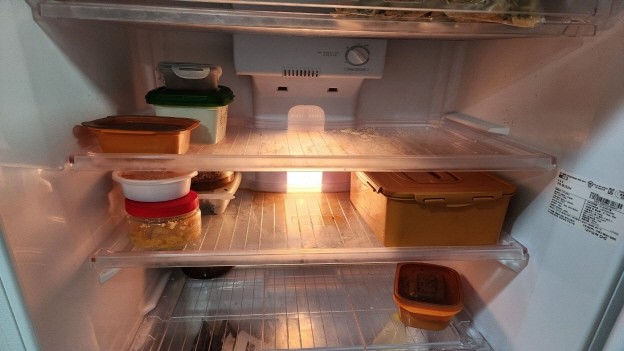 텅 빈 어르신의 냉장고